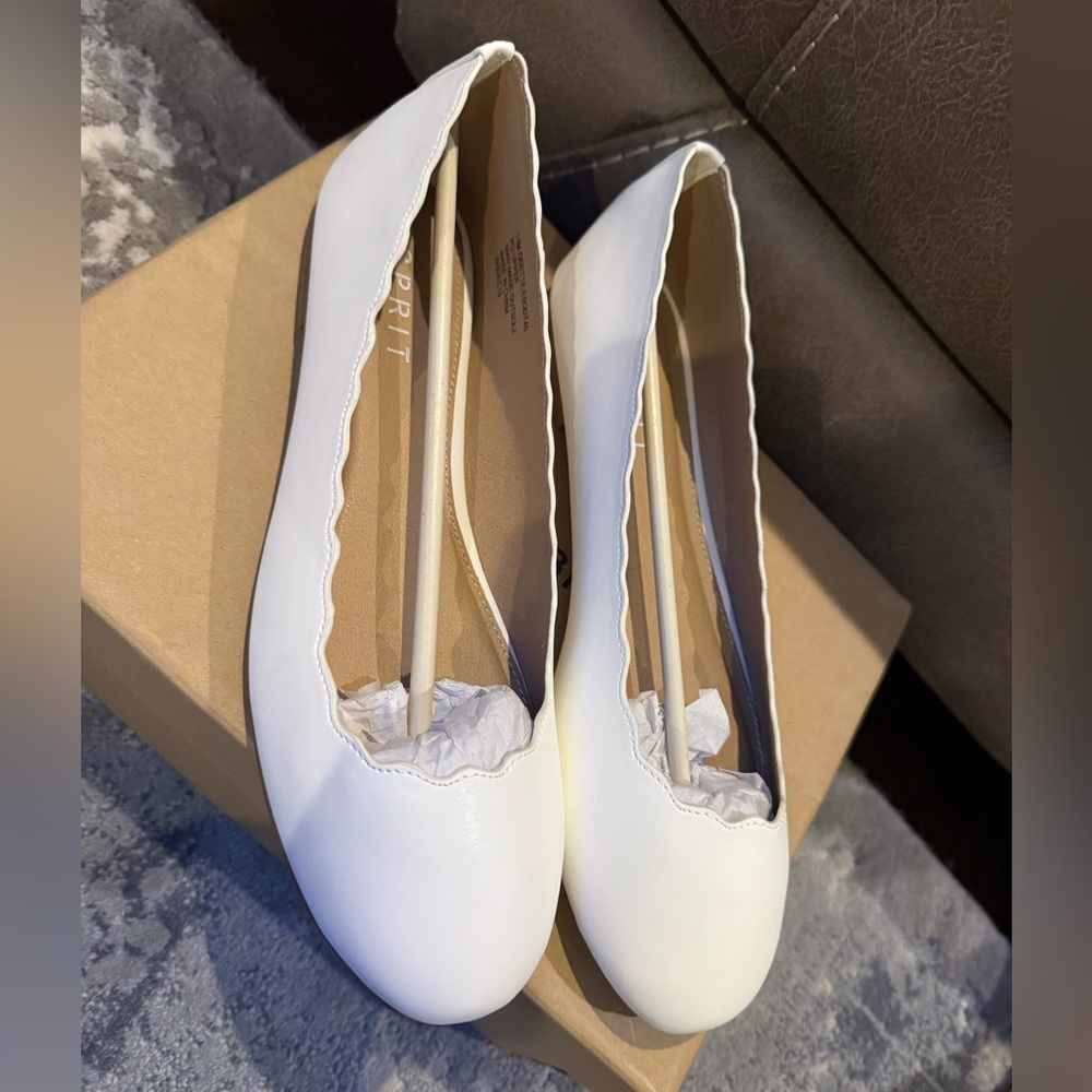 ESpirit White Scalloped Edge Ballet Flats